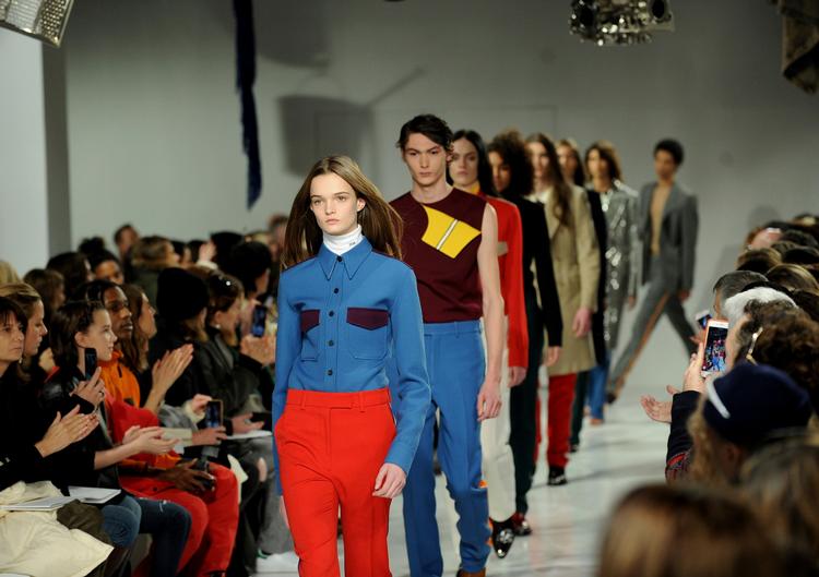 Modeugen i New York er i fuld gang. Her fremvises Calvin Kleins nyeste kollektion på et stort anlagt modeshow. 