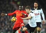 Liverpool-angriberen Sadio Mané, venstre, blev for meget for Tottenham i topopgøret i den engelske Premier League. 