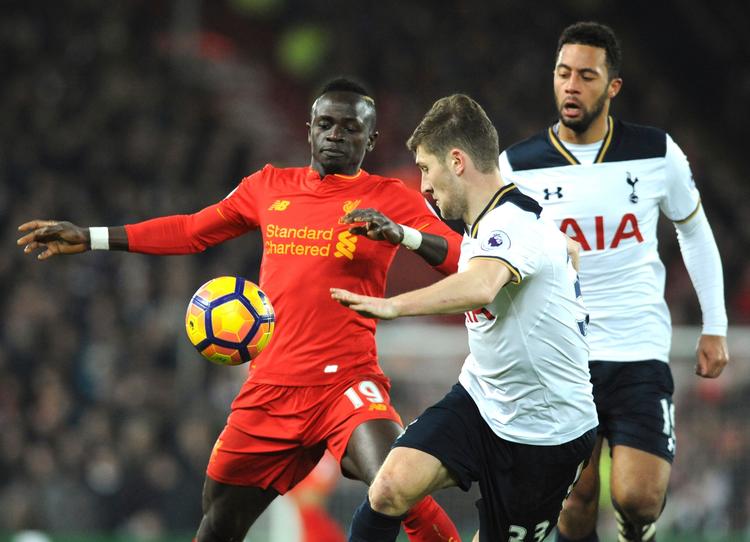 Liverpool-angriberen Sadio Mané, venstre, blev for meget for Tottenham i topopgøret i den engelske Premier League. 