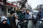 Indbyggere fra Kordelio-området i Thessaloniki på vej ind i en taxi for at blive kørt fra evakueringsområdet. 