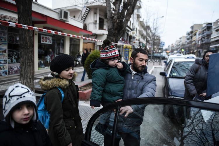 Indbyggere fra Kordelio-området i Thessaloniki på vej ind i en taxi for at blive kørt fra evakueringsområdet. 