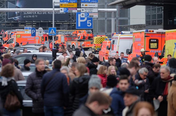 Flere hundrede passagerer blev evakueret og flytrafikken indstillet. (Axel Heimken/dpa vía AP) 