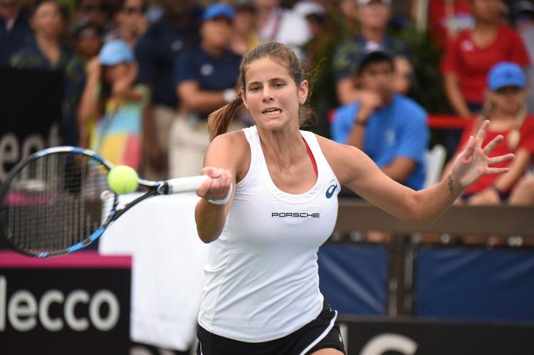 Julia Görges' kamp mod Coco Vandeweghe  måtte indstilles på grund af regn.   