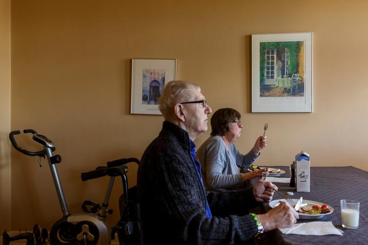 Ægteparret Svend Aage og Birgitte Andersen vil gerne have mulighed for at få mere hjælp fra kommunen, end det hjemmeplejen giver dem i dag.  