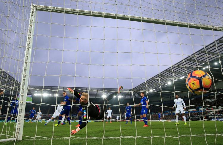 Alfie Mawsons hårde flugter kunne Kasper Schmeichel intet gøre ved.  