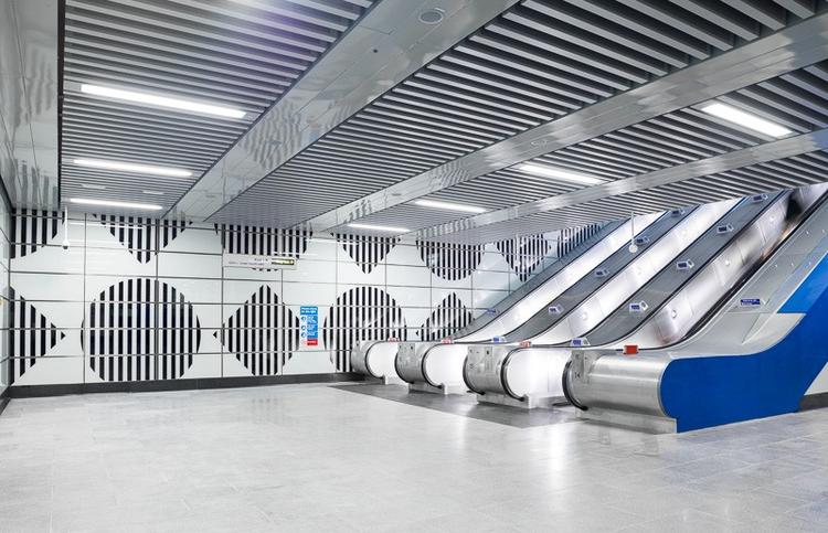 Londons undergrundsbane udvider antallet af rulletrapper. Her på Tottenham Court Road Station.  