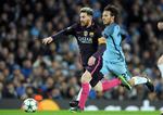 Manchester Citys offensive regissør David Silva løber efter Barcelonas Lionel Messi. Sådan har billedet på de to klubber været i de foregående sæsoner. 