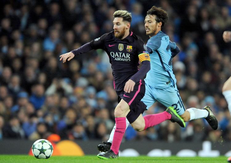 Manchester Citys offensive regissør David Silva løber efter Barcelonas Lionel Messi. Sådan har billedet på de to klubber været i de foregående sæsoner. 