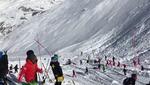 Redningsarbejdere leder efter de savnede efter en lavine ved det franske skisportssted Tignes (AP Photo). 
