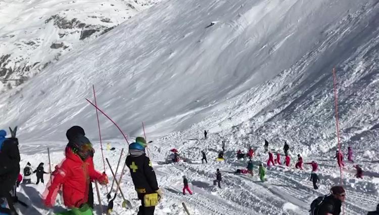 Redningsarbejdere leder efter de savnede efter en lavine ved det franske skisportssted Tignes (AP Photo). 
