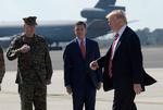 Donald Trump sammen med sinnu tidligere  sikkerhedsrådgiver, Michael Flynn (i midten), ved en tidligere lejlighed. Nu kritiseres Flynn for at have forsøgt at føre amerikansk udenrigspolitik på egen hånd. 