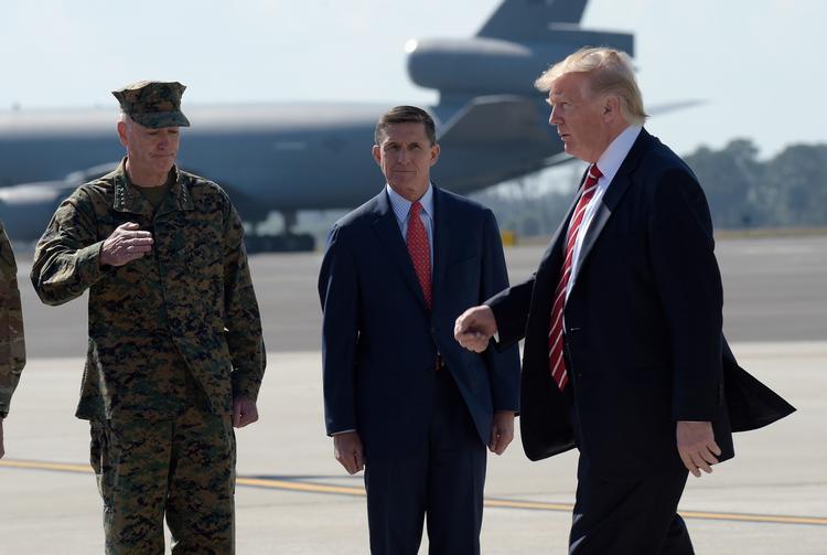 Donald Trump sammen med sinnu tidligere  sikkerhedsrådgiver, Michael Flynn (i midten), ved en tidligere lejlighed. Nu kritiseres Flynn for at have forsøgt at føre amerikansk udenrigspolitik på egen hånd. 