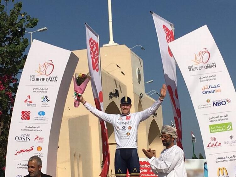 Lasse Norman hyldes i den hvide førertrøje i ungdomskonkurrencen efter 1. etape i Tour of Oman, men senere måtte danskeren affinde sig med at blive henvist til andenpladsen. 