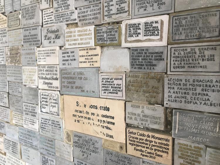 Ved Monserrate-kirken er der udsigt både over byen og til de mange bønner om guddommelig assistance til alt fra kræfthelbredelse til visumansøgninger til USA.  
