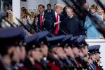 Donald Trump har udtalt sig begejstret om Ruslands præsident. Men nu erkender Trumps forsvarsminister, James Mattis, at russerne efter alt at dømme blandede sig i den amerikanske valgkamp med cyberangreb. Her ses de to i samtale under ceremonien for Trumps indsættelse som USA's præsident 20. januar. 