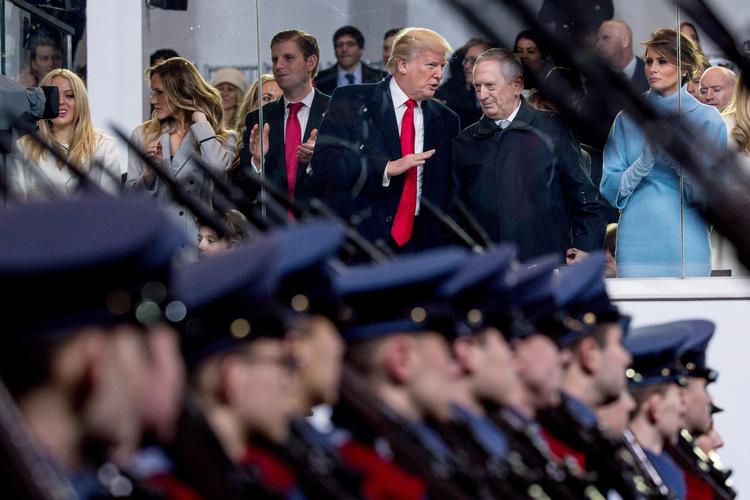 Donald Trump har udtalt sig begejstret om Ruslands præsident. Men nu erkender Trumps forsvarsminister, James Mattis, at russerne efter alt at dømme blandede sig i den amerikanske valgkamp med cyberangreb. Her ses de to i samtale under ceremonien for Trumps indsættelse som USA's præsident 20. januar. 