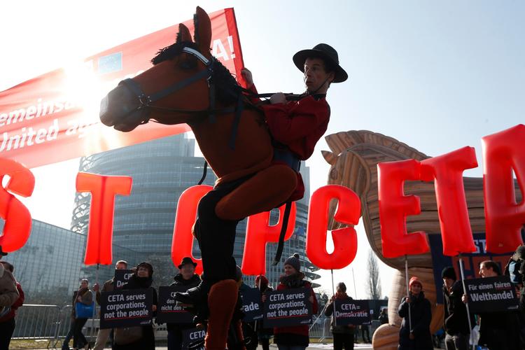 Aktivister demonstrerer mod CETA - handelsaftalen mellem Canada og USA. Arkivfoto.  