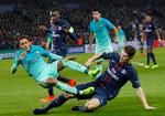 Barcelonas Neymar (til venstre) kæmper om bolden med Thomas Meunier fra Paris St.-Germain, der vandt 4-0. Neymar var en af de få Barcelona-spillere, der kunne være sin indsats bekendt. 