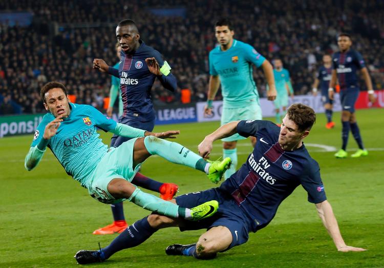 Barcelonas Neymar (til venstre) kæmper om bolden med Thomas Meunier fra Paris St.-Germain, der vandt 4-0. Neymar var en af de få Barcelona-spillere, der kunne være sin indsats bekendt. 