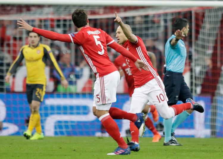 Arjen Robben har scoret til 1-0, og selv om Arsenal fik udlignet før pausen, kørte FC Bayern hen over gæsterne, og kun en sensation kan spærre tyskernes vej til kvartfinalen.  