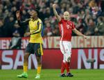 Bayern Münchens Arjen Robben fejrer sin flotte 1-0-scoring, mens Alex Iwobi skændes med holdkammeraterne om dårlig opdækning.  