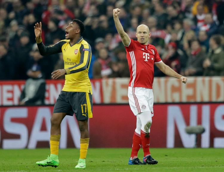 Bayern Münchens Arjen Robben fejrer sin flotte 1-0-scoring, mens Alex Iwobi skændes med holdkammeraterne om dårlig opdækning.  