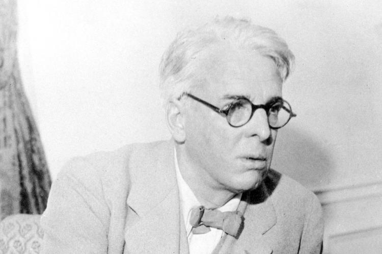 Furesøen så jeg fra min bænk forleden en falk svæve ind over sivene, og måske var det på grund af fuglen og præsidenten, at jeg kom til at tænke på William Butler Yeats’ manende digt ’The Second Coming’. 