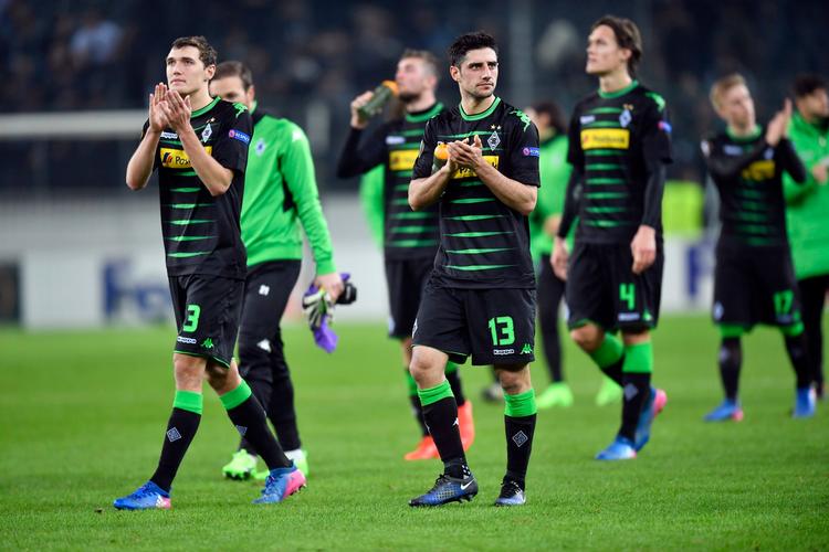 Andreas Christensen (tv.) takker på hjemmebanen torsdag aften publikum for god opbakning, men 0-1 mod Fiorentina var en stor skuffelse for det tyske mandskab.

 