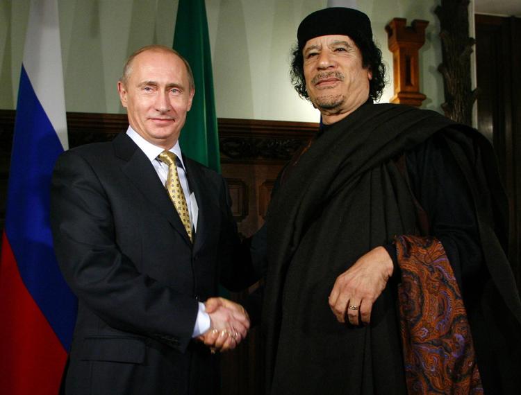 Inden den libyske præsident, Moammar Gadaffi blev henrettet i 2011, mødtes han ad flere omgange med Vladimir Putin. Billedet er fra 2008.  