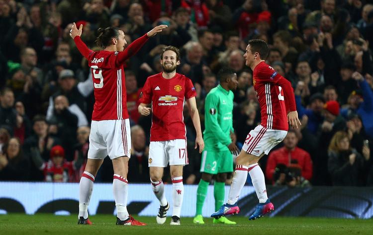 Zlatan Ibrahimovic triumferer ved 1-0, men svenskeren var egentlig ganske heldig med at blive noteret for den træffer efter et sløjt frispark.  