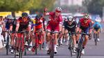 Alexander Kristoff afviser lige netop italieneren Sonny Colbrelli (th) og den belgiske OL-.guldvinder Greg Van Avermaet. Foto: Muscat Municipalty/Paumer/Kåre Dehle Thorstad. 