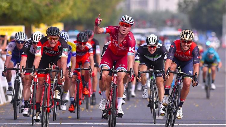 Alexander Kristoff afviser lige netop italieneren Sonny Colbrelli (th) og den belgiske OL-.guldvinder Greg Van Avermaet. Foto: Muscat Municipalty/Paumer/Kåre Dehle Thorstad. 