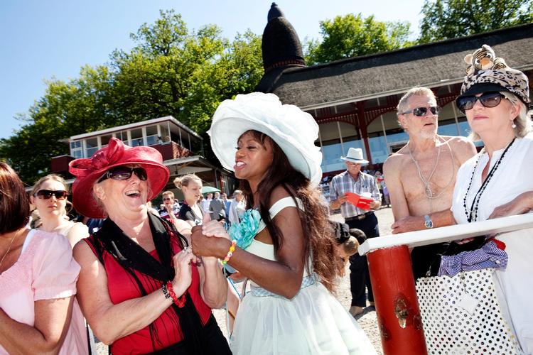2930 - Danmarks gyldne postnummer med store villaer, dyre biler, velhavende borgere og Derby på Klampenborg Galopbane. 