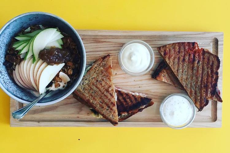 Sønder Boulevards nyeste bar- og spisested med det knap så mundrette navn Rbabarrab serverer både øl, toast og morgenmad. 