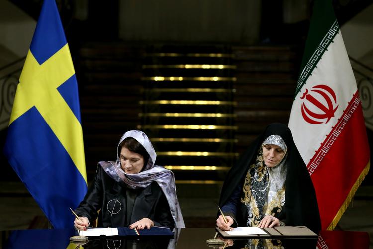Diplomati? Da den svenske handelsminister Ann Linde og resten af kvinderne i den svenske Iran-delegation iførte sig den traditionelle muslimske hijab, begyndte anklagerne om feministisk hykleri at lyde på de sociale medier. 