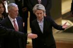 Tysklands forsvarsminiser Ursula von der Leyen viser vejen for sin kollega fra USA, James Mattis, på sikkerhedskonferencen i München.
 