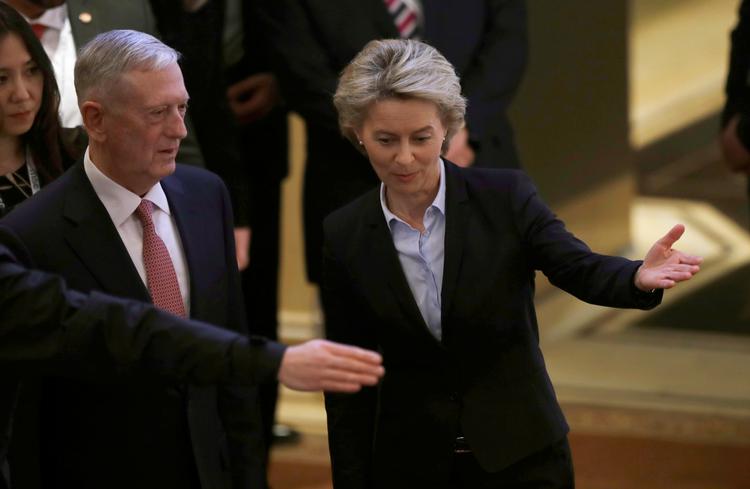 Tysklands forsvarsminiser Ursula von der Leyen viser vejen for sin kollega fra USA, James Mattis, på sikkerhedskonferencen i München.
 