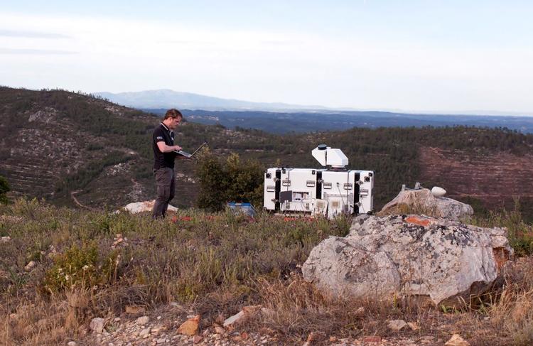  Senioringeniør Guillaume Lea fra DTU Vindenergi er her i gang med at programmere en windscanner i det område i Portugal, hvor det igangværende eksperiment til styrkelse af det europæiske vindatlas finder sted. 