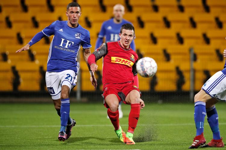 Lyngbys David Boysen i kamp om bolden med FC Nordsjællands Karlo Bartolec i Farum fredag aften. 