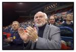 Badmintonspilleren Erland Kops ses her som tilskuer ved All England-turneringen. Ved hans side Tom Backer, vicepræsident for IBF. 