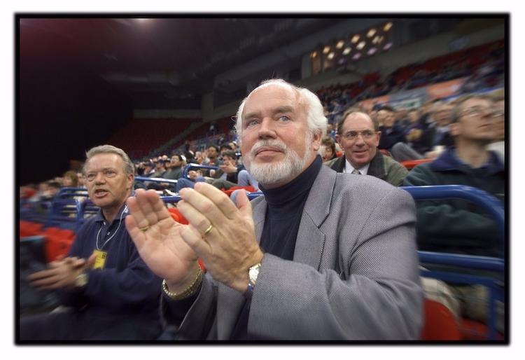 Badmintonspilleren Erland Kops ses her som tilskuer ved All England-turneringen. Ved hans side Tom Backer, vicepræsident for IBF. 