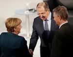 Ruslands udenrigsminister Sergej Lavrov hilser på kansler Angela Merkel inden sin uforsonlige tale i München. ader) 