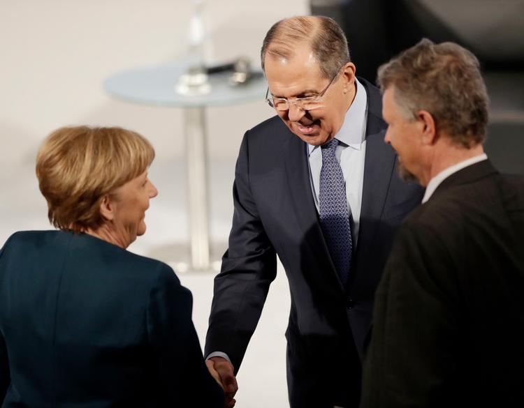 Ruslands udenrigsminister Sergej Lavrov hilser på kansler Angela Merkel inden sin uforsonlige tale i München. ader) 