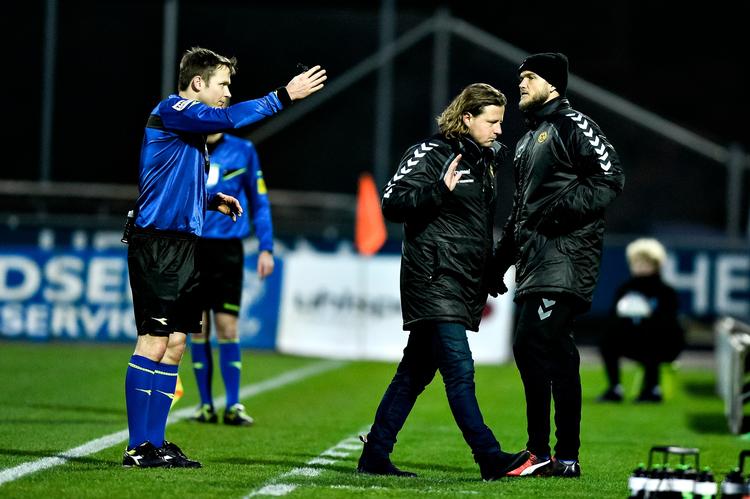 Utilfredshed over det afgørende straffespark kostede Bo Henriksen en bortvisning fra dommer Jens Maae.




 