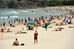 Bondi Beach i Sydney, hvor mange australiere er søgt til for at køle sig ned i den ekstreme varme.    