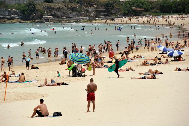 Bondi Beach i Sydney, hvor mange australiere er søgt til for at køle sig ned i den ekstreme varme.    