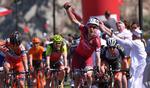 Alexander Kristoff jubler over sin tredje sejr i Tour of Oman, mens rumæneren Eduard Grosu (tv) ærgrer sig. Foto: Municipality Muscat/Paumer/Kåre Dehlie Thorstad. 