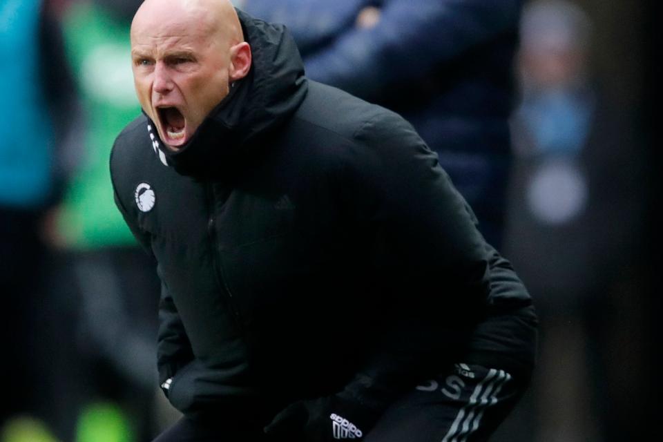 FCKs Cheftræner Ståle Solbakken har lidt sur.... Brøndbys Cheftræner Alexander Zorniger i baggrunden. 