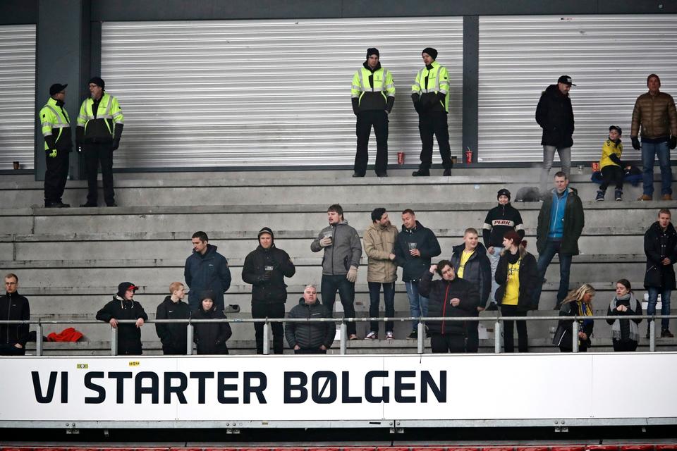 Ikke mange Brøndby fans til at starte bølgen.... 