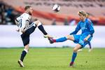 Martin Spelmann og Magnus Christensen i duel om bolden i årets første Superligakamp. 